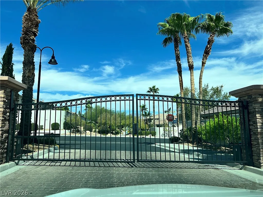 4 bed, 3.0 bath, 3529 sqft, $3,000 — Photo 2