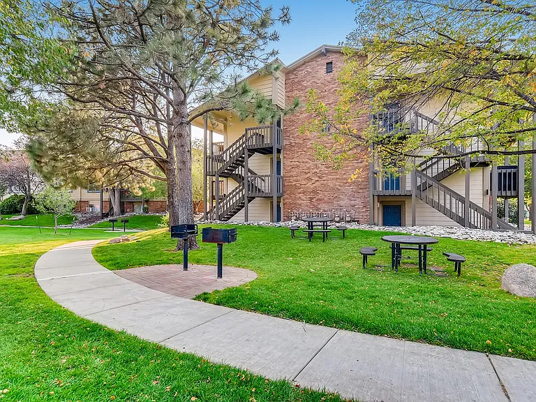 Clearview Apartments 4840-print-030-035-Common Area-3600x2403-300dpi
