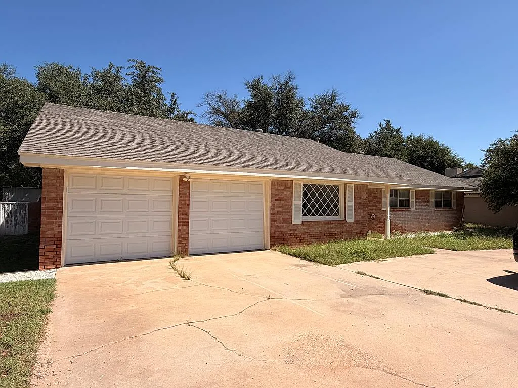 3 bed, 2.0 bath, 1827 sqft, $2,400 — Photo 1