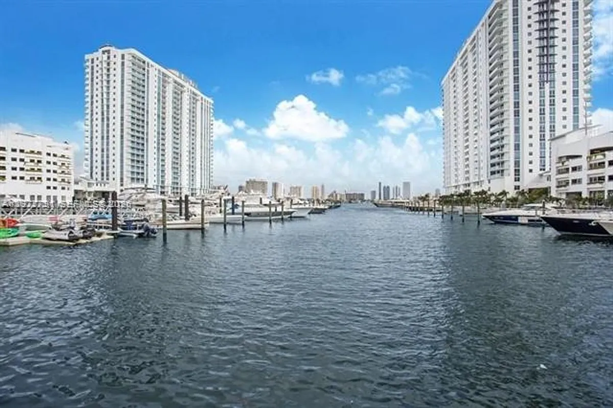 Photo 1 of 34 - 17301 Biscayne Blvd #1103 - North Miami Beach, FL Primary Photo - 17301 Biscayne Blvd #1103