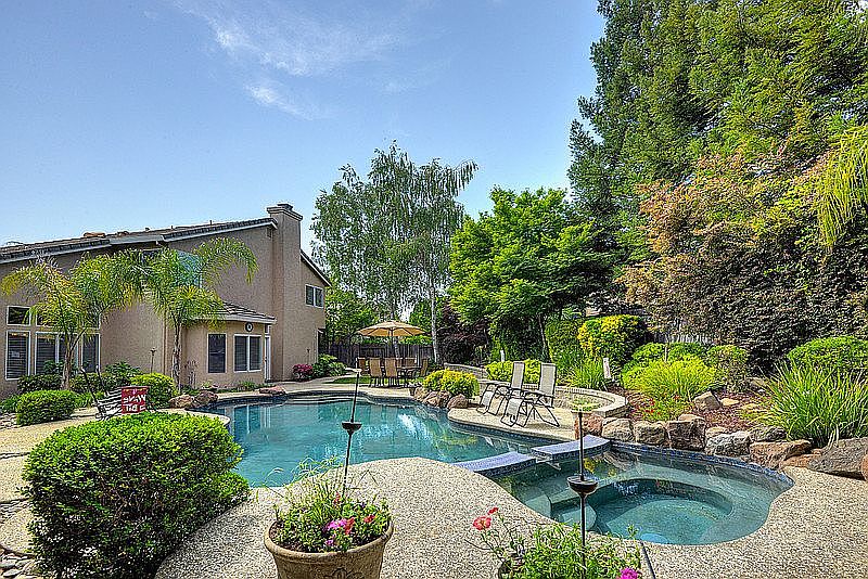 1st image of 217 Luna Cir