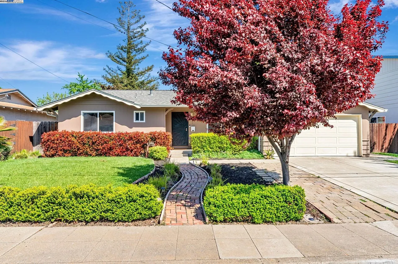 3 bed, 2.0 bath, 1246 sqft, $4,300 — Photo 1