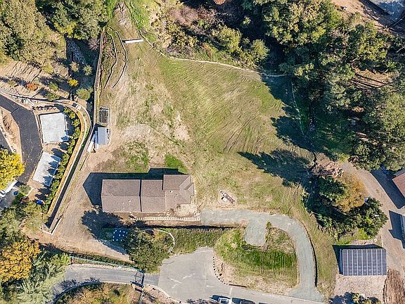 3rd image of 10 Margaret Ln
