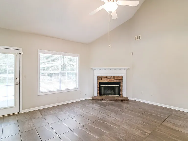 1303 Vine Cir — Photo 6