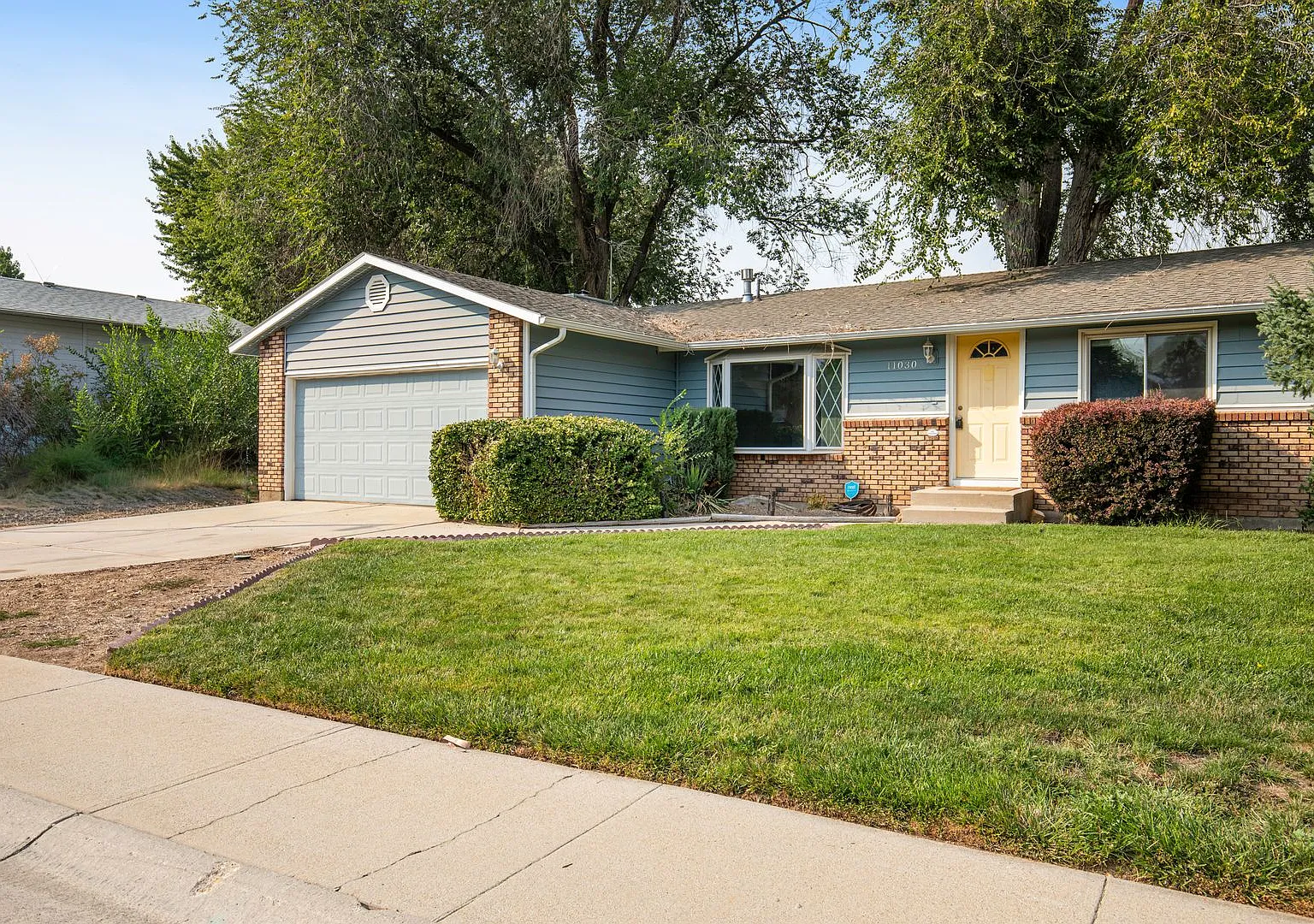 Charming 3-Bedroom Home in West Boise Spacious Yard & Modern Comforts — Photo 2