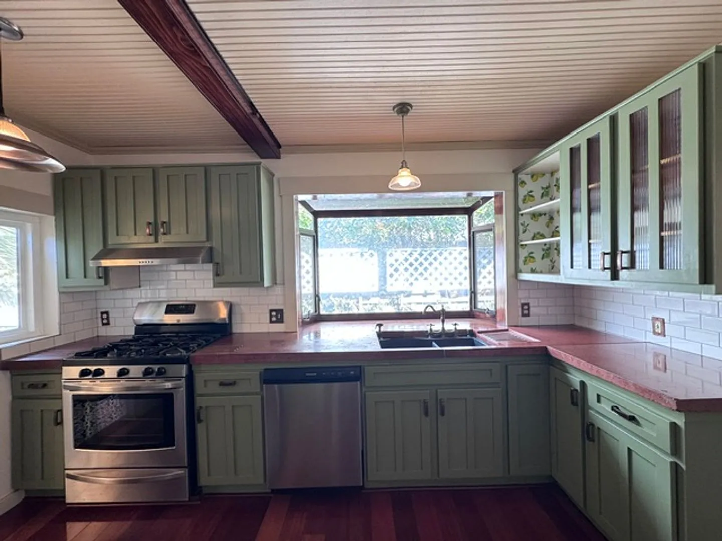 Large House In the Bluff Park Area of Long Beach 90803 — Photo 1