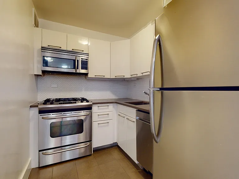 220 E 63rd St #1L — Photo 6