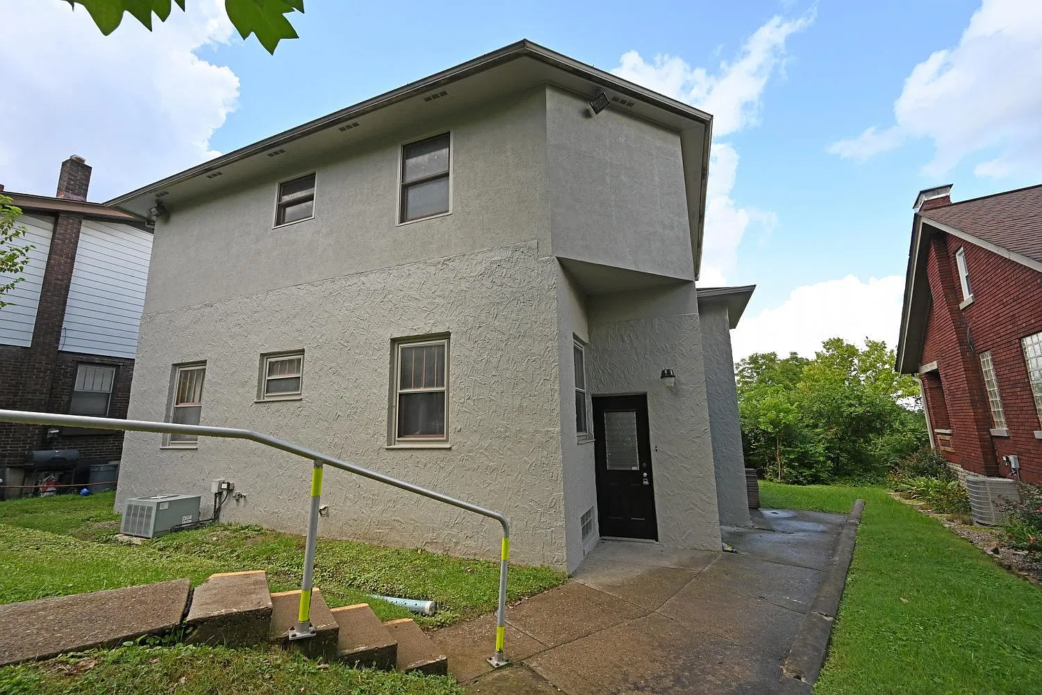 6 bed, 2.5 bath, 2226 sqft, $4,200 — Photo 1