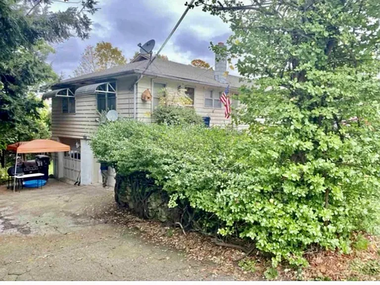 Richard Ct — Photo 3