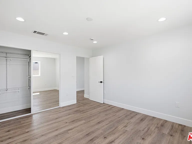 11611 Burbank Blvd — Photo 13