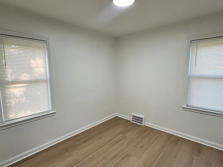 19546 Fairport St — Photo 15