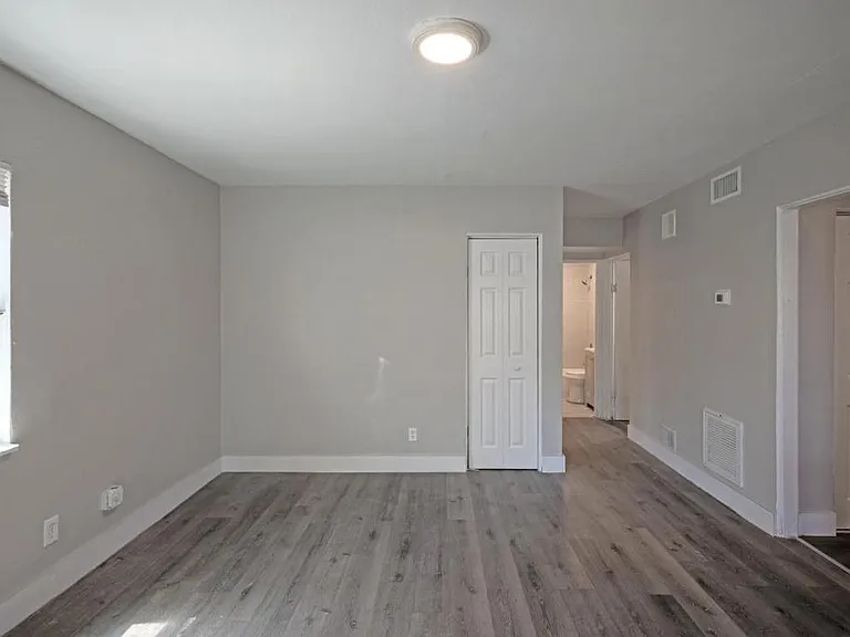 1652 N Myrtle Ave — Photo 3