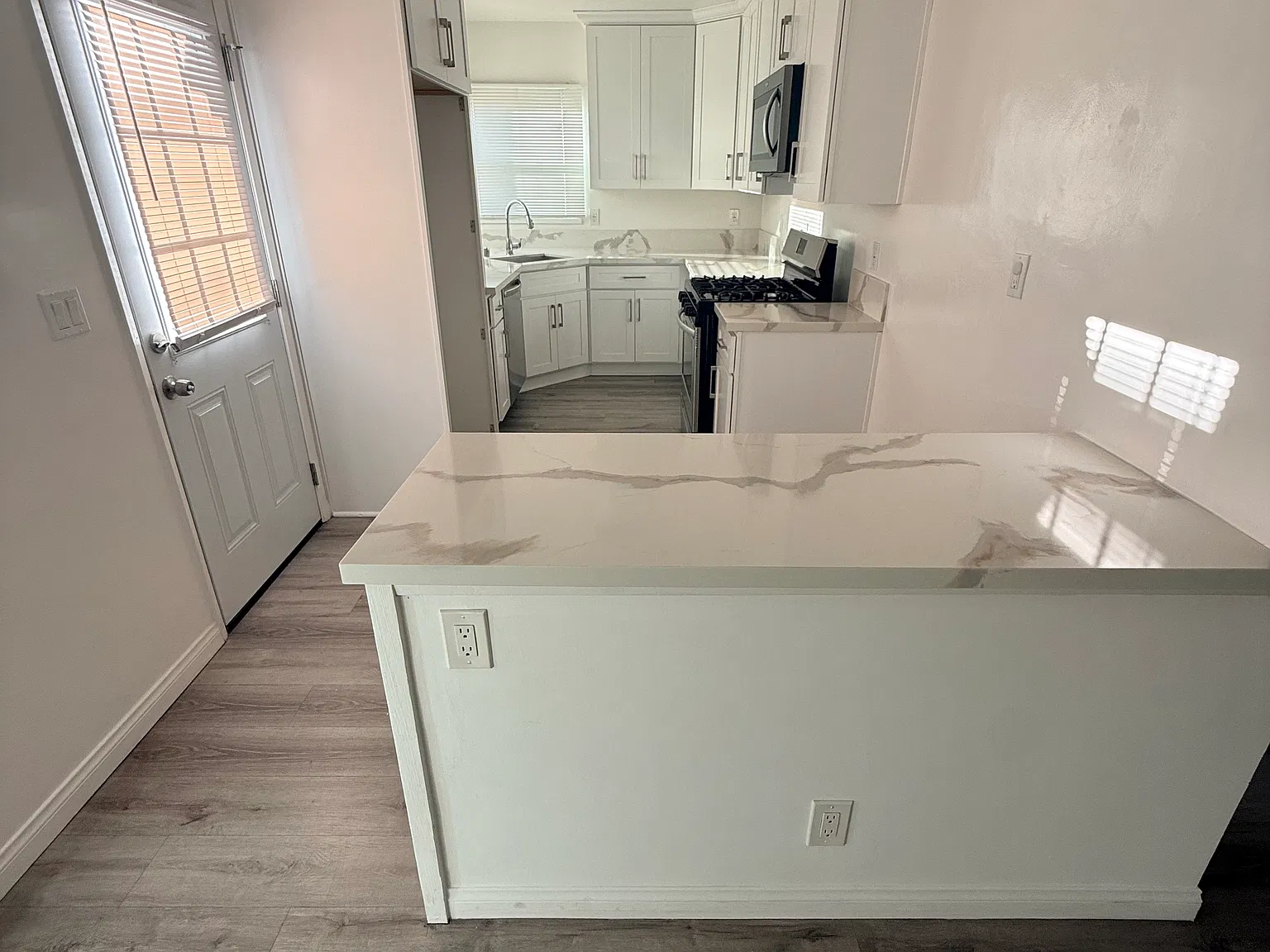 3 bed, 1026 sqft, $3,725 — Photo 4