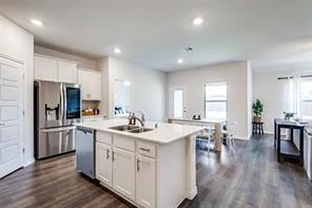816 Goldenrod Ln — Photo 2