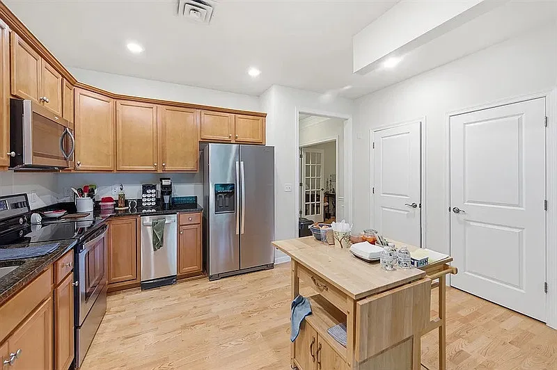 1 bed, 1.0 bath, 1020 sqft, $1,810 — Photo 2
