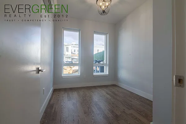 Rented by Evergreen Apartments BK | media 33
