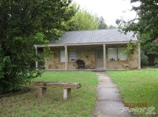 1100 Cambridge St, River Oaks, TX 76114