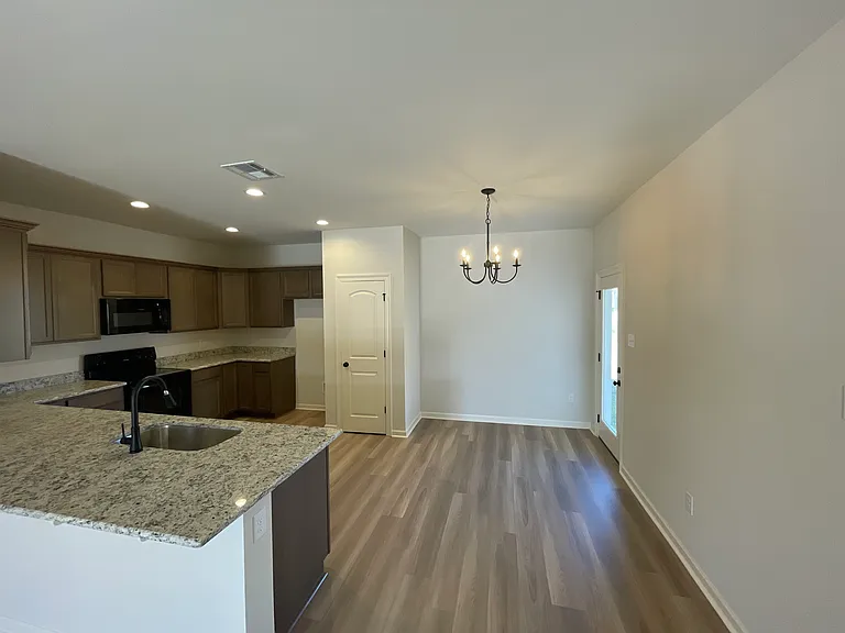 2298 Taylor Dr — Photo 3