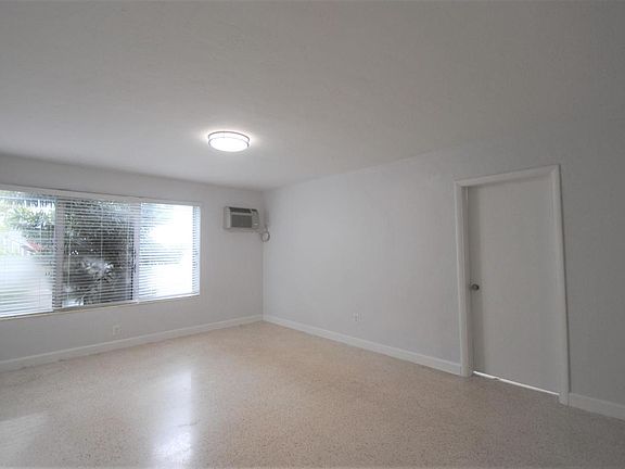 4th image of 7935 Crespi Blvd