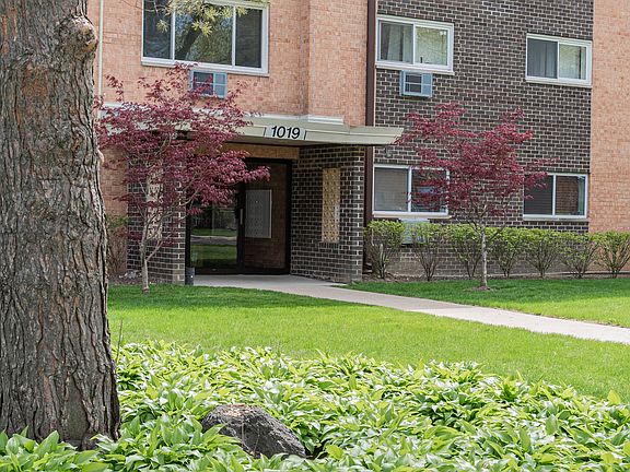 2nd image of 1019 N Boxwood Dr Unit 309
