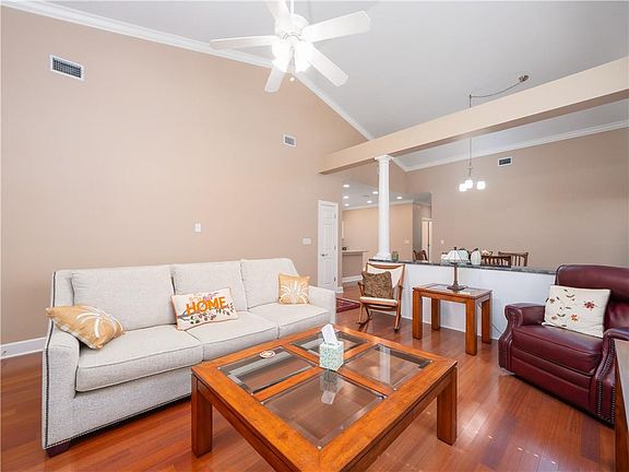 5th image of 215 Peppertree Crossing Ave