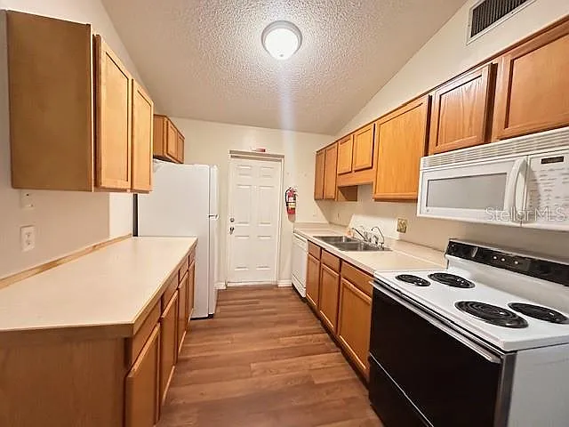 542 E Caroline St — Photo 3