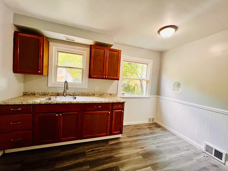 8606 Rosewood Ave — Photo 13