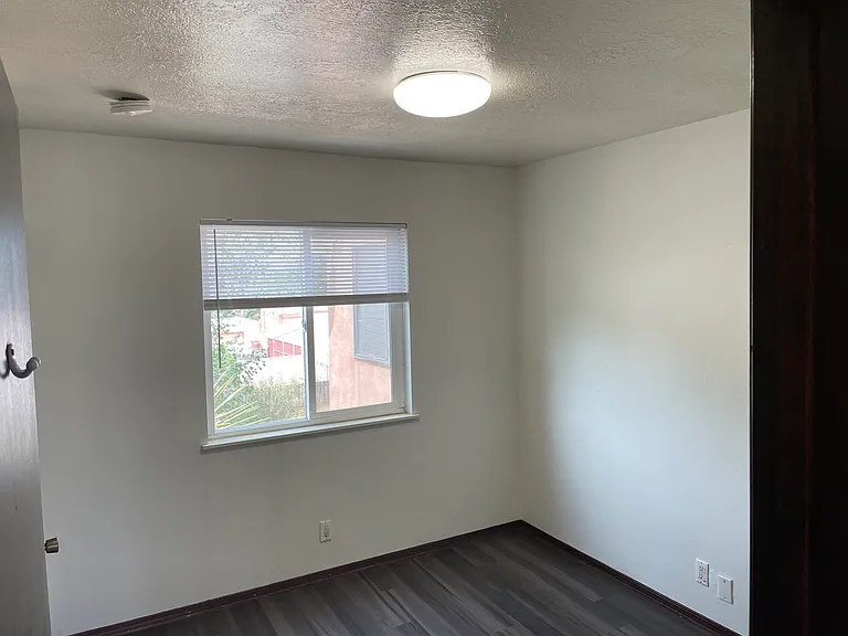 Renovated 2nd Floor Nob Hill 1 Bedroom w/ Ref Air & Balcony! — Photo 6
