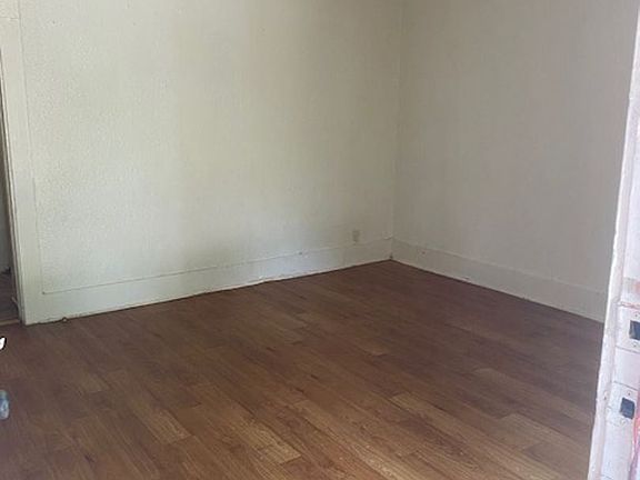 2nd image of 906 Oakland St #B