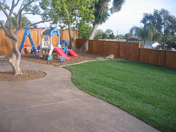 kid friendly back yard W/ocean view