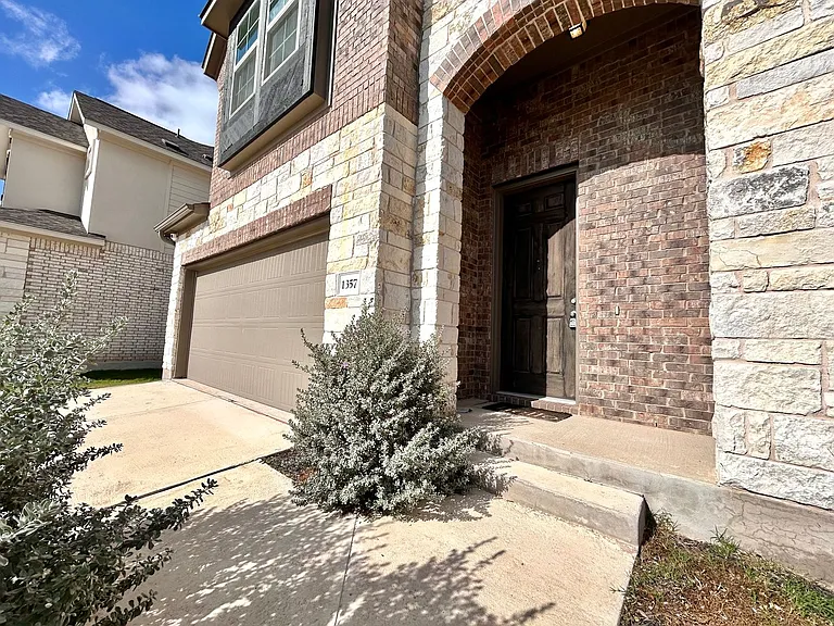 1357 Kneehigh Ln — Photo 3