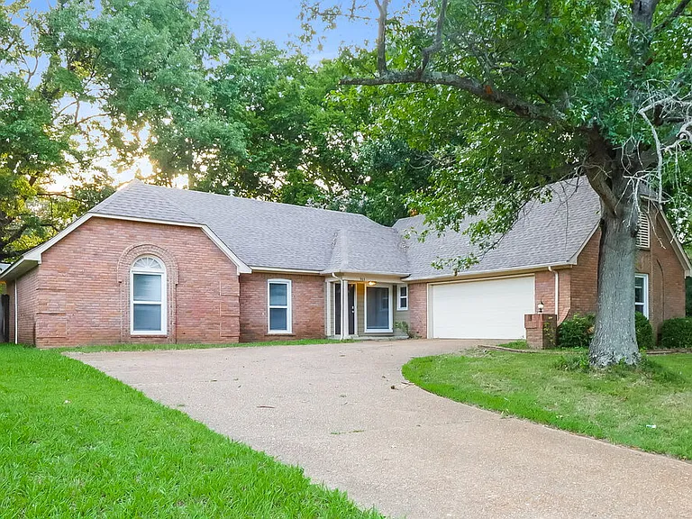 965 Hunters Point Dr — Photo 3