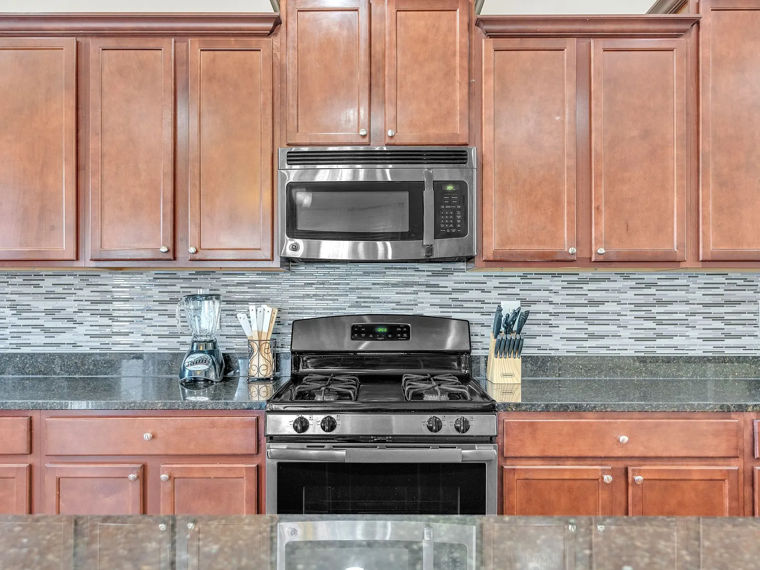 4 bed, 3.5 bath, 2020 sqft, $7,000 — Photo 4