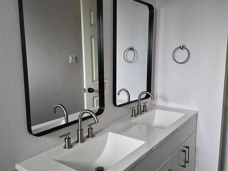 10915 Roandale Dr — Photo 7