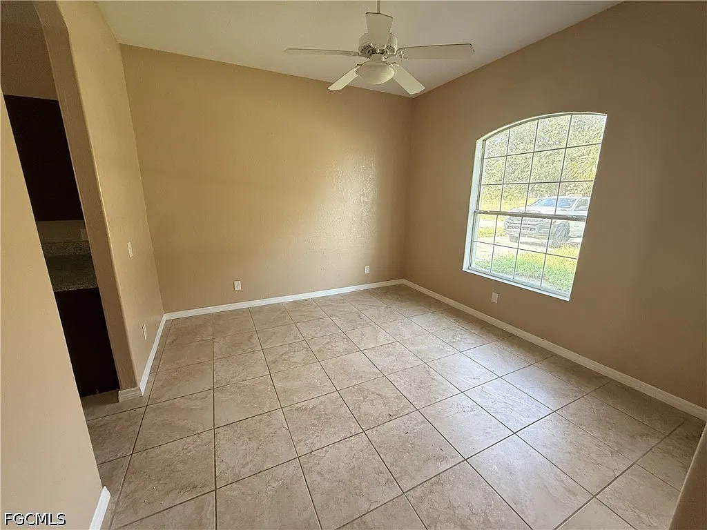 4 bed, 3.0 bath, 2330 sqft, $1,900 — Photo 2