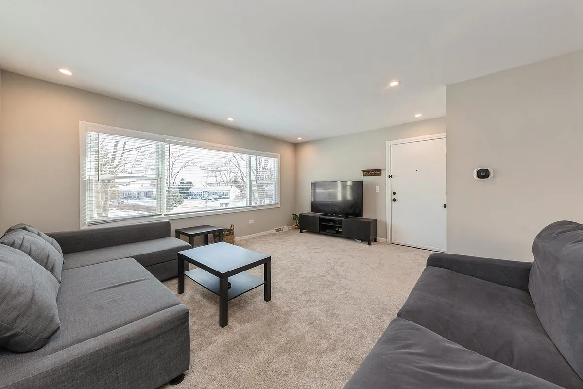Building Photo - 856 E Capri Dr #2