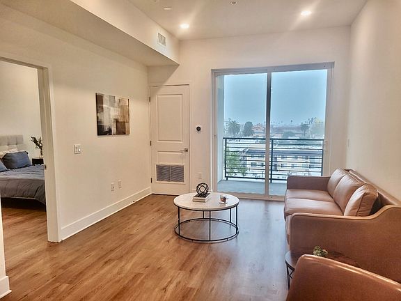 4th image of 4055 Oakwood Ave #505