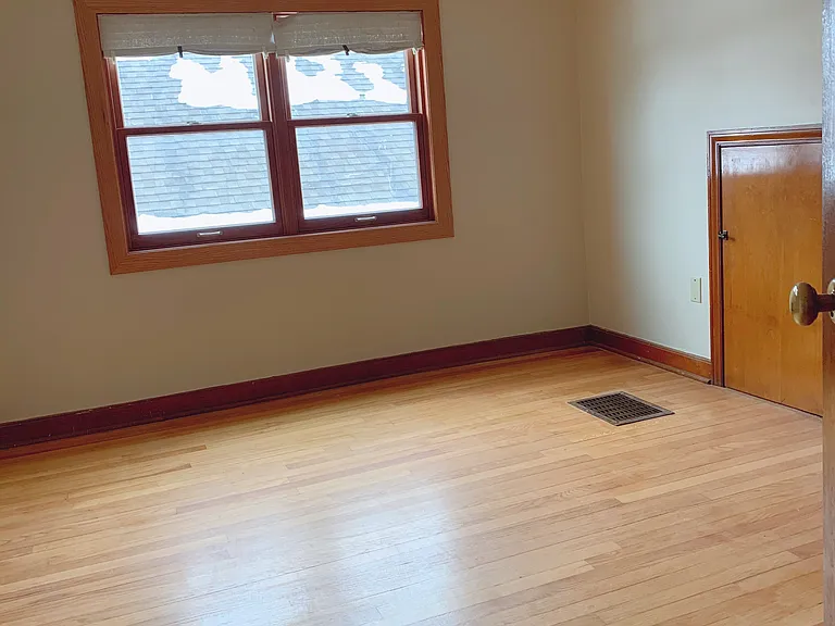 3432 S Logan Ave #UPPER — Photo 6