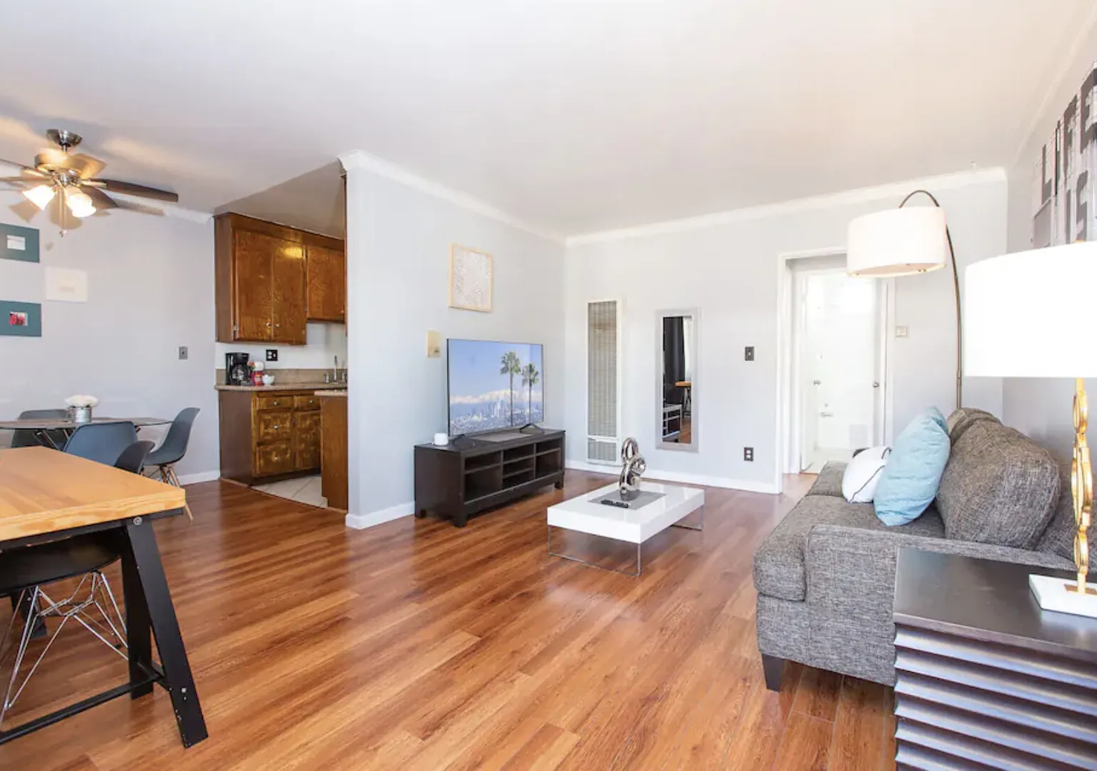 Clean and Stylish 1 BDRM Apartment in West Hollywood — Photo 1