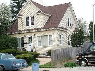 2290 S Seamans Neck Rd, Seaford, NY 11783