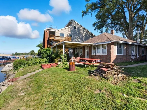 8 Pickard Ln, Council Bluffs, IA 51501