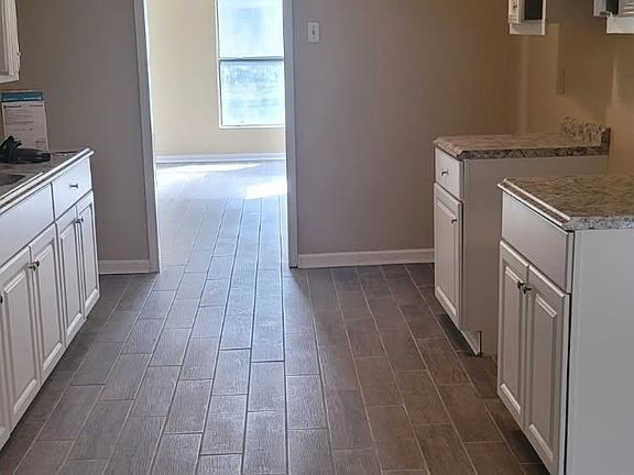 2nd image of 3905 Elm Dr