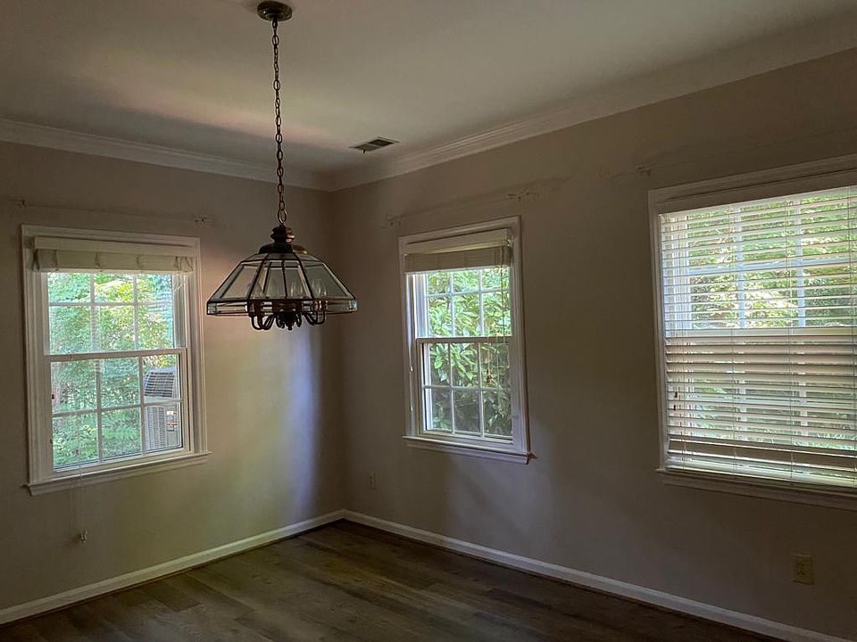 Living/dining area