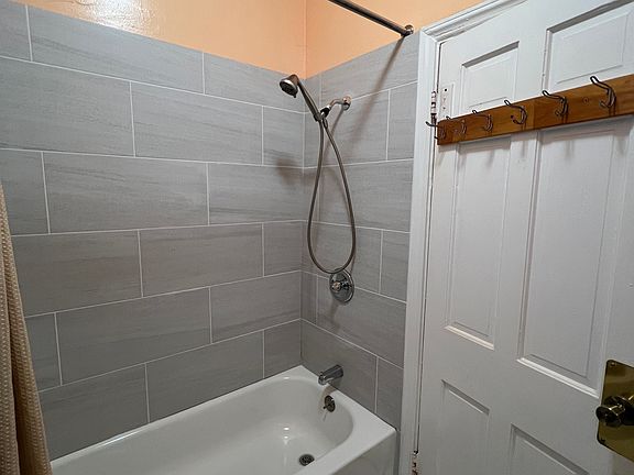 4th image of 74 Auburn St APT 1