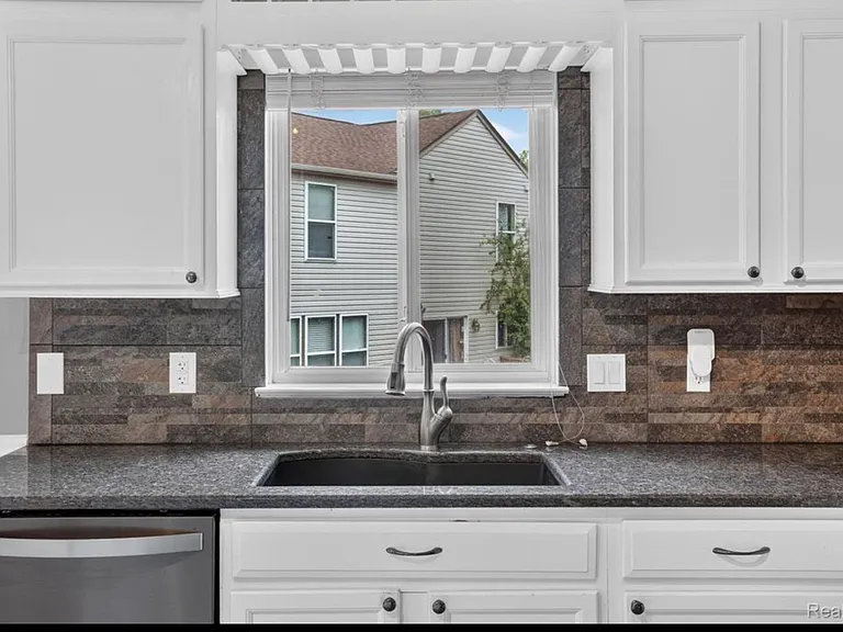 5001 Meadow Crest Cir — Photo 14