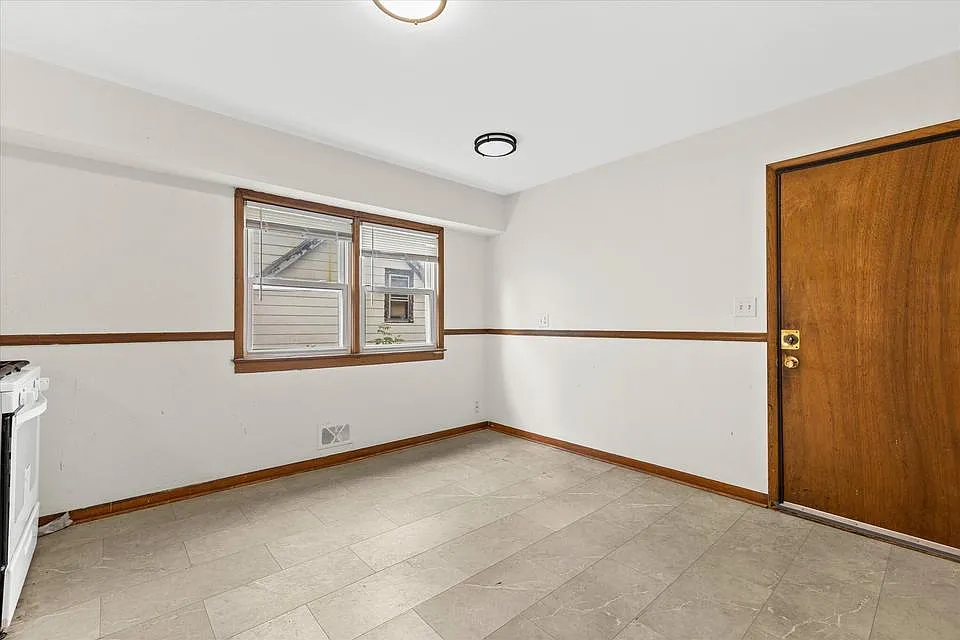 3 bed, 1.5 bath, 1200 sqft, $1,200 — Photo 3
