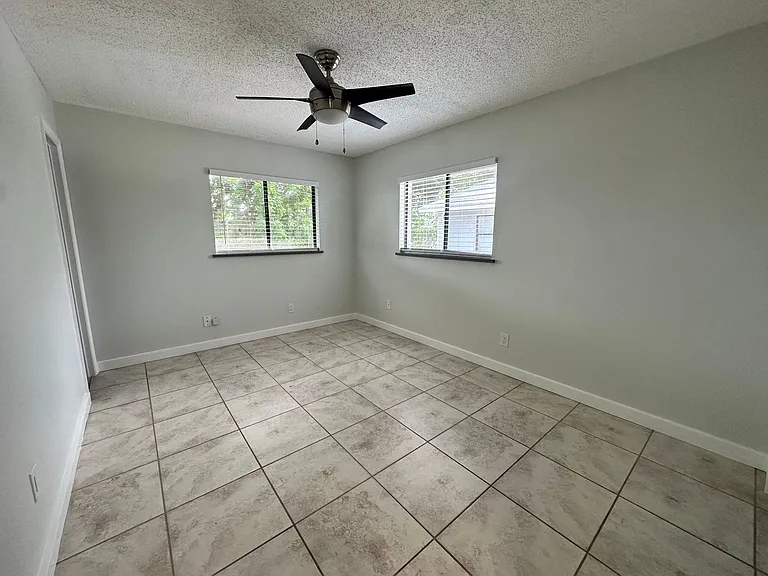 Lakeside Cove Apartments — Photo 10