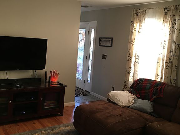 4th image of 200 Park St