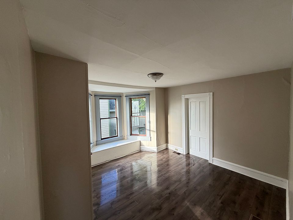 1st image of 637 Baldwin St #2