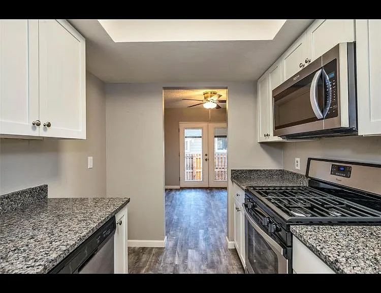1135 S Oneida St #B — Photo 8